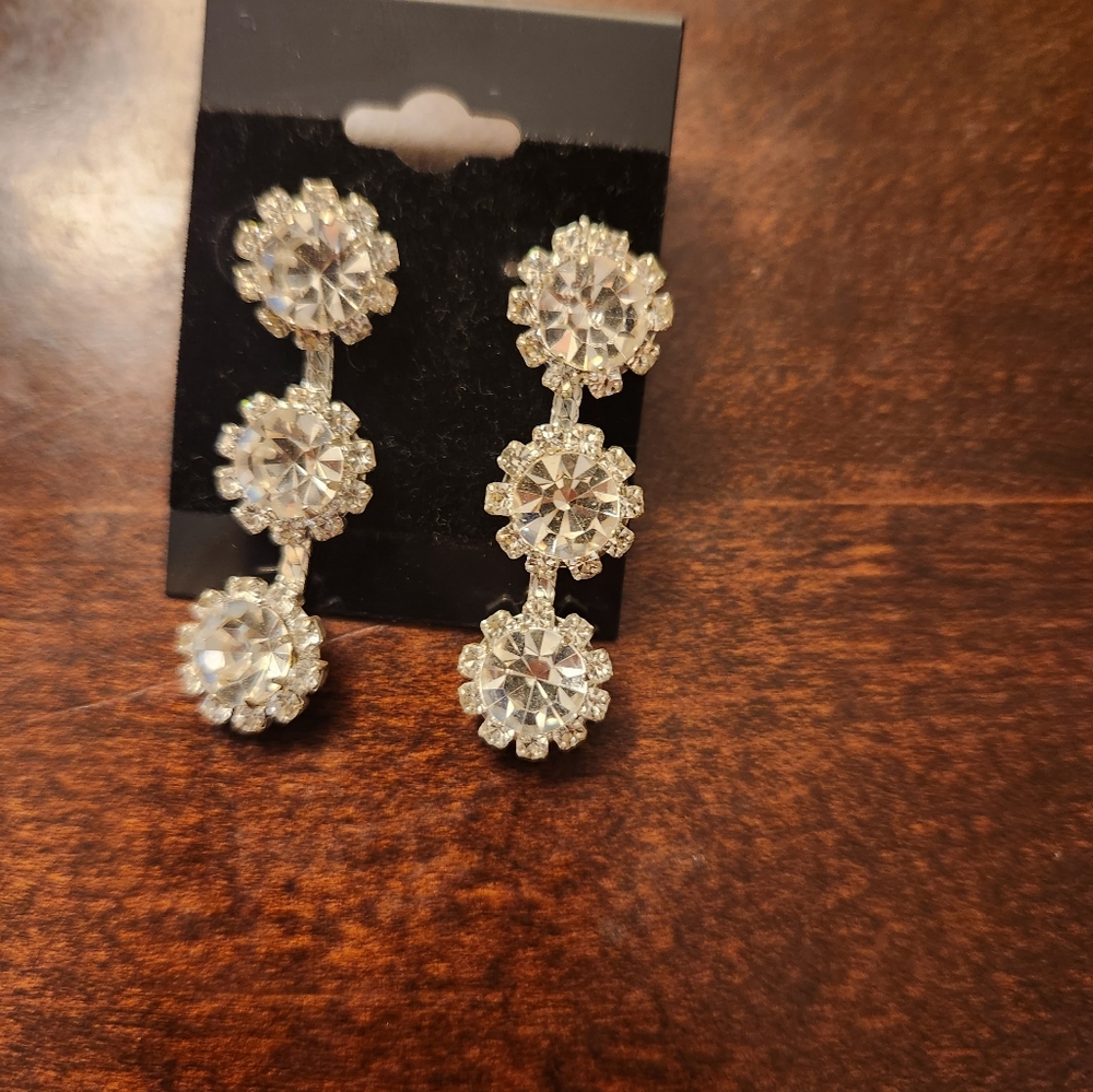 Ooh! Rhinestone Neckless and Earings Set - Picture 3 of 5